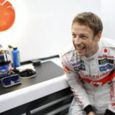 Jenson Button se parte de risa antes de subirse al McLaren en Corea