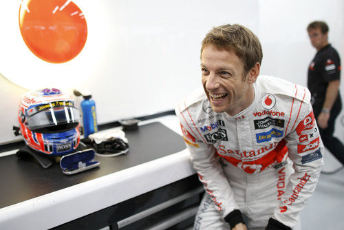 Jenson Button se parte de risa antes de subirse al McLaren en Corea