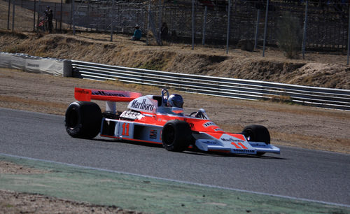 El McLaren M23 poco antes de abandonar