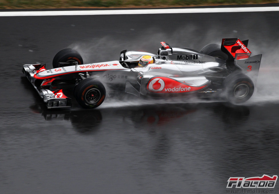 Lewis Hamilton y el McLaren sobre el agua de Corea 2011