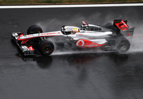 Lewis Hamilton y el McLaren sobre el agua de Corea 2011