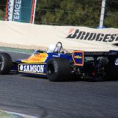 El Shadow DN9 negociando una curva en el Jarama