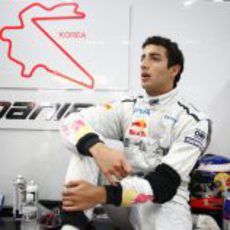 Daniel Ricciardo en su box de Corea 2011