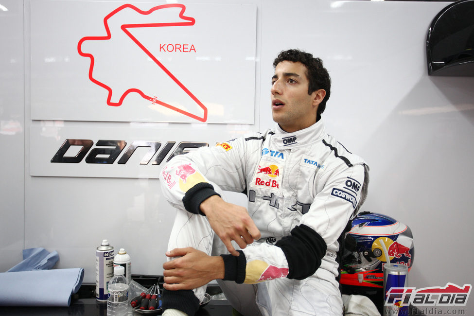 Daniel Ricciardo en su box de Corea 2011