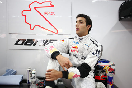 Daniel Ricciardo en su box de Corea 2011