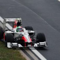 Vitantonio Liuzzi pisa la hierba en la pista de Yeongam