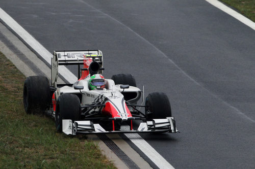 Vitantonio Liuzzi pisa la hierba en la pista de Yeongam