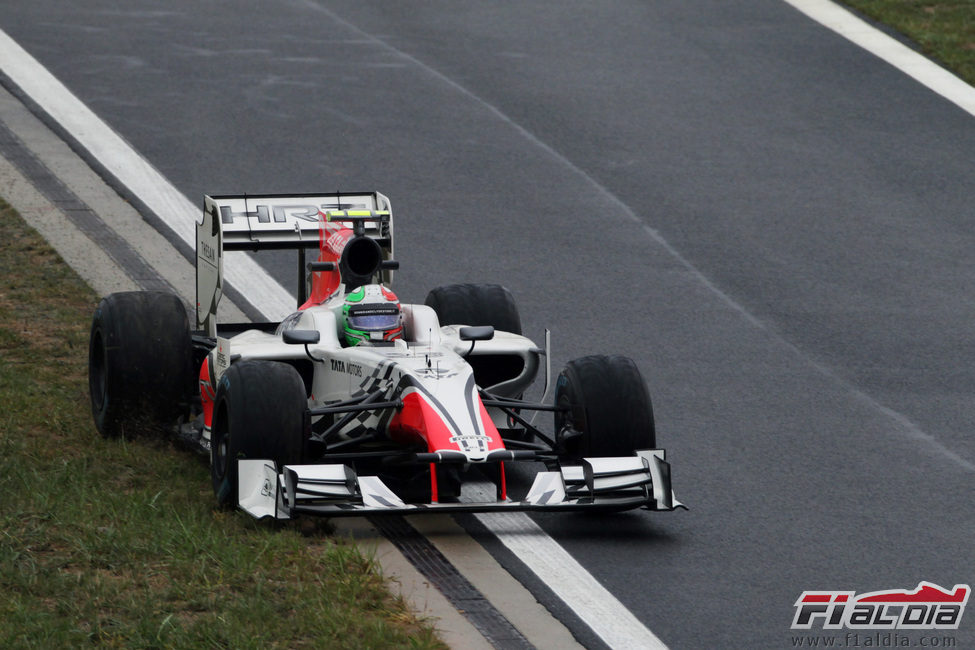 Vitantonio Liuzzi pisa la hierba en la pista de Yeongam