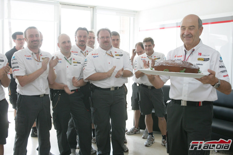 Todo Sauber felicita al patrón del equipo por su cumpleaños