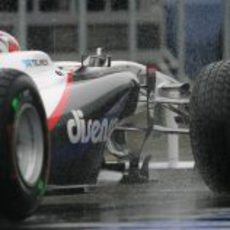 Kamui Kobayashi sale a pista con los neumáticos de lluvia
