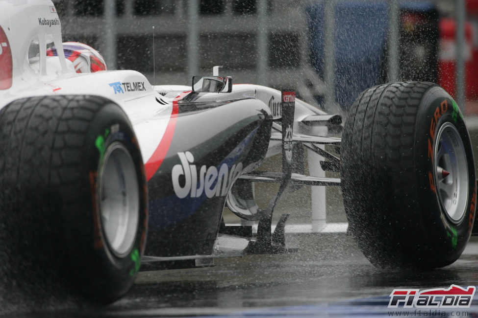 Kamui Kobayashi sale a pista con los neumáticos de lluvia