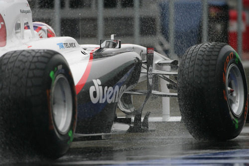 Kamui Kobayashi sale a pista con los neumáticos de lluvia