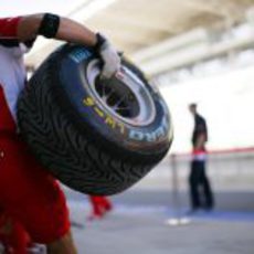 Un mecánico de Ferrari lleva un neumático intermedio en Corea