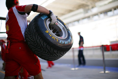 Un mecánico de Ferrari lleva un neumático intermedio en Corea