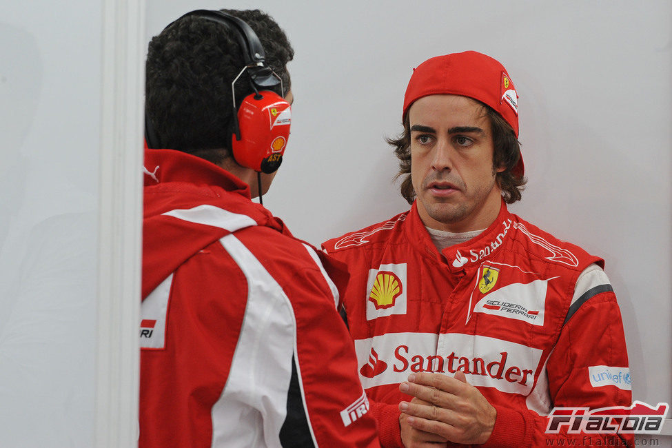 Fernando Alonso con la gorra al revés en Corea