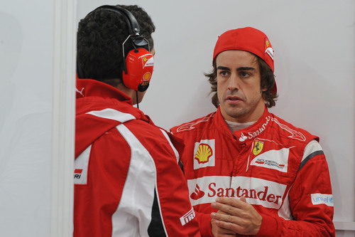 Fernando Alonso con la gorra al revés en Corea