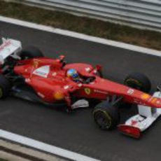 El Ferrari de Alonso entra en boxes durante la clasificación del GP de Corea 2011