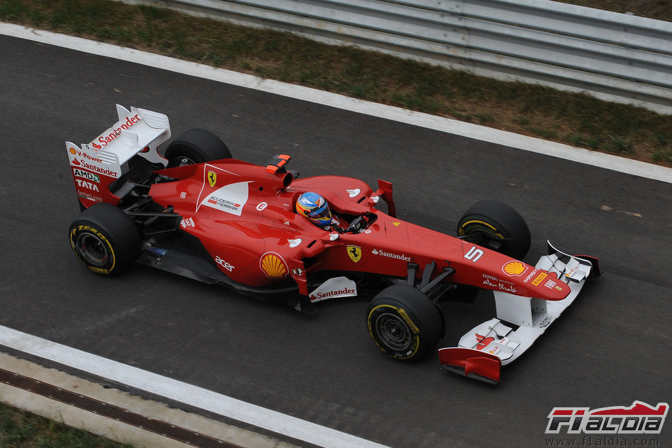 El Ferrari de Alonso entra en boxes durante la clasificación del GP de Corea 2011