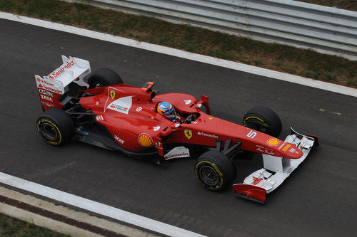 El Ferrari de Alonso entra en boxes durante la clasificación del GP de Corea 2011