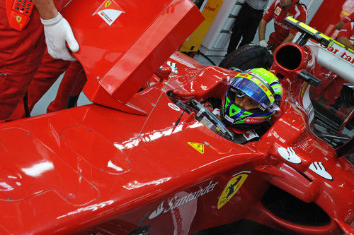 Massa espera en su box para salir a pista