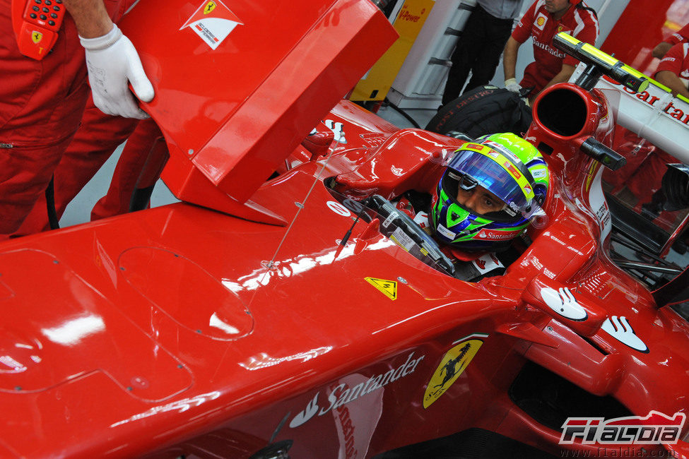 Massa espera en su box para salir a pista