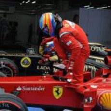 Fernando Alonso se baja del Ferrai tras la clasificación del GP de Corea 2011