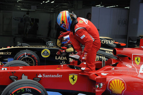 Fernando Alonso se baja del Ferrai tras la clasificación del GP de Corea 2011