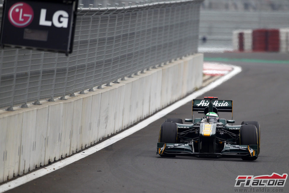 Heikki Kovalainen rueda junto a uno de los muros de Yeongam