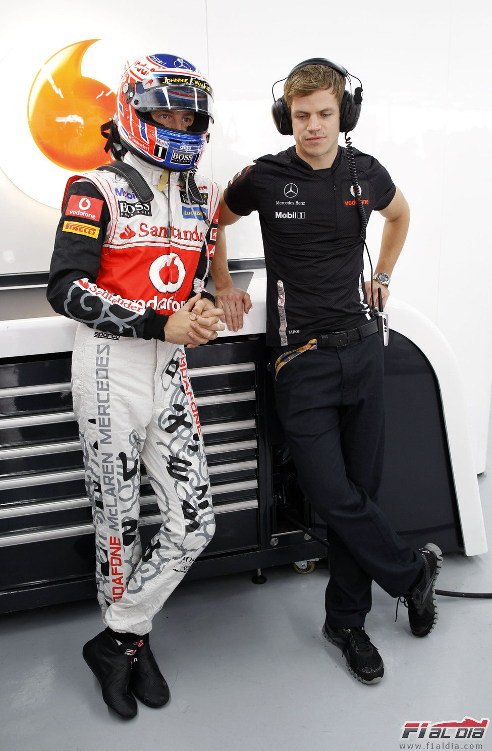 Jenson Button en su box con el "mono especial" de los sábados de McLaren