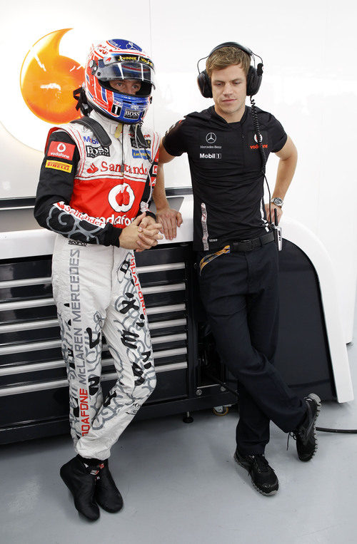 Jenson Button en su box con el "mono especial" de los sábados de McLaren