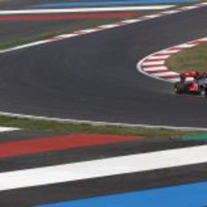 Lewis Hamilton camino a la 'pole' en Corea 2011