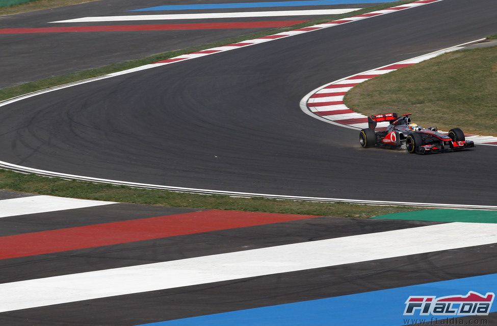 Lewis Hamilton camino a la 'pole' en Corea 2011