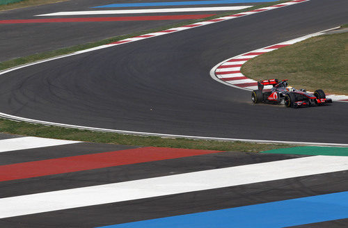 Lewis Hamilton camino a la 'pole' en Corea 2011