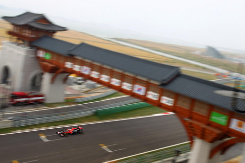 Timo Glock pasa por la línea de meta en la clasificación del GP de Corea 2011