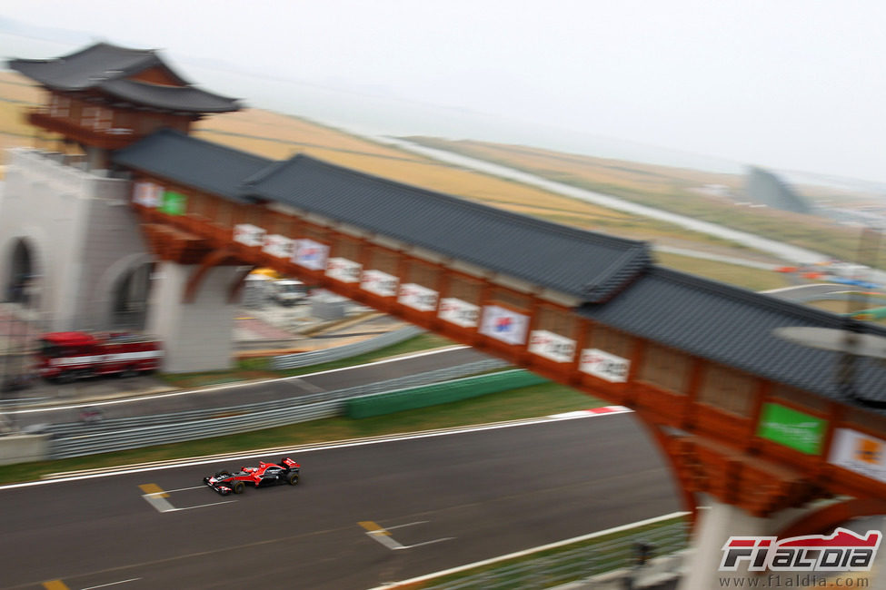 Timo Glock pasa por la línea de meta en la clasificación del GP de Corea 2011