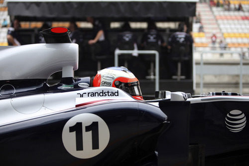 Rubens Barrichello espera en el 'pit' sentado en su Williams