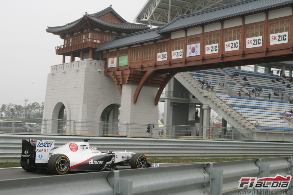Pérez entra en boxes en la clasificación del GP de Corea 2011