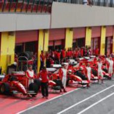 Los monoplazas de F1 de Ferrari en los boxes de Mugello