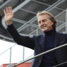 Montezemolo saluda a la afición en las Finales Mundiales 2011