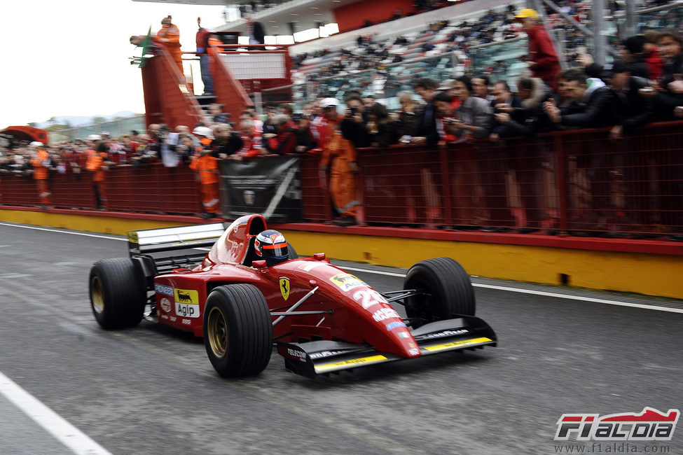 Gerhard Berger sale a pista con el Ferrari 412T2