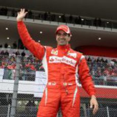 Marc Gené saluda a la afición en las Finales Mundiales de Ferrari 2011