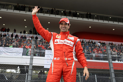 Marc Gené saluda a la afición en las Finales Mundiales de Ferrari 2011