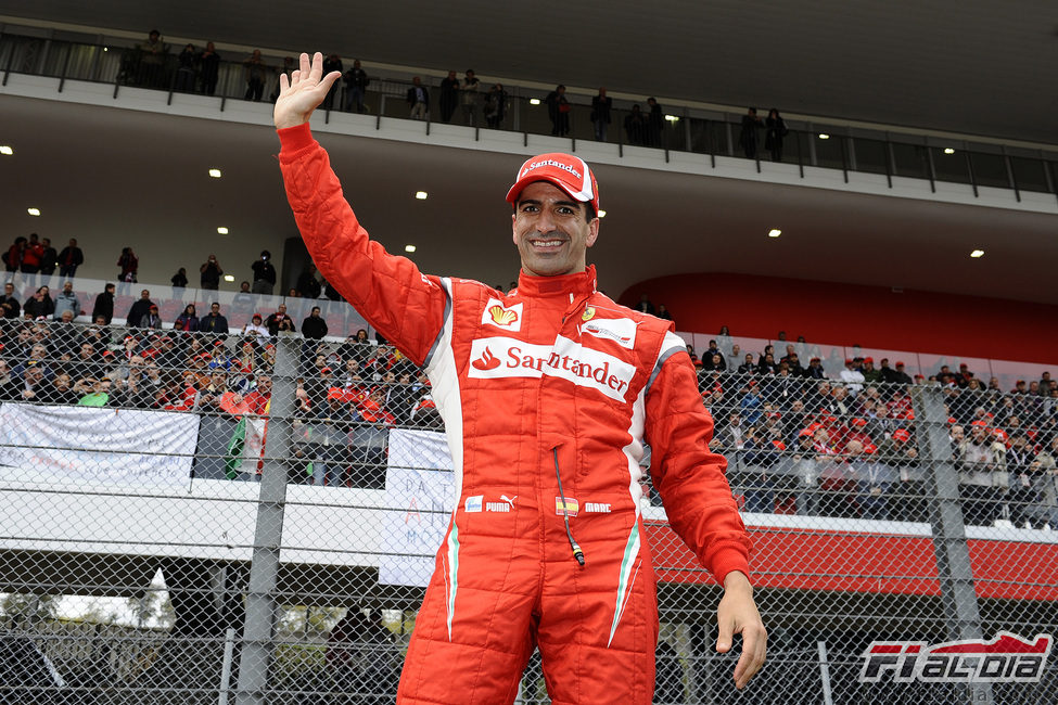 Marc Gené saluda a la afición en las Finales Mundiales de Ferrari 2011