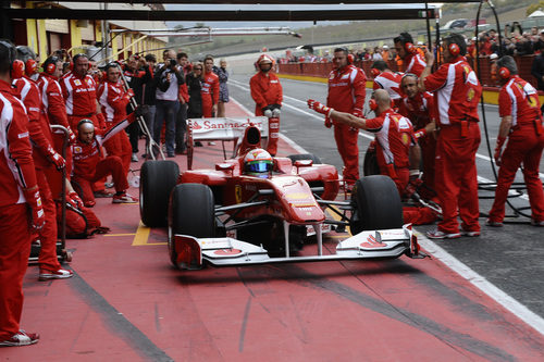 Giancarlo Fisichella sale a pista con el Ferrari F10