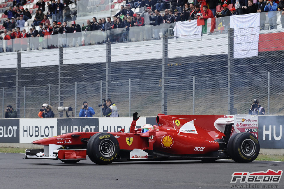 Fisichella hace las delicias de la afición con el Ferrari F10