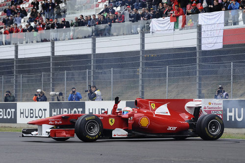 Fisichella hace las delicias de la afición con el Ferrari F10