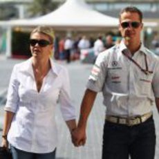 Michael Schumacher llega a Abu Dabi acompañado de su mujer