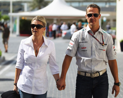 Michael Schumacher llega a Abu Dabi acompañado de su mujer