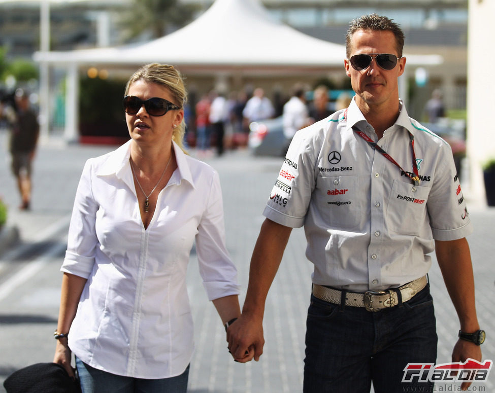 Michael Schumacher llega a Abu Dabi acompañado de su mujer