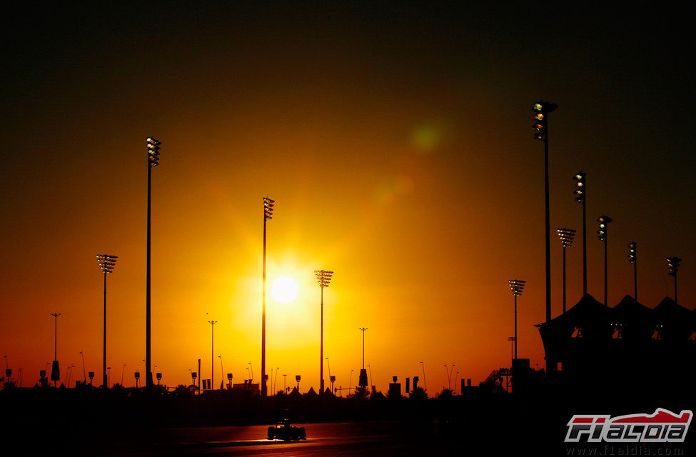 Bonita puesta de sol en la pista de Yas Marina